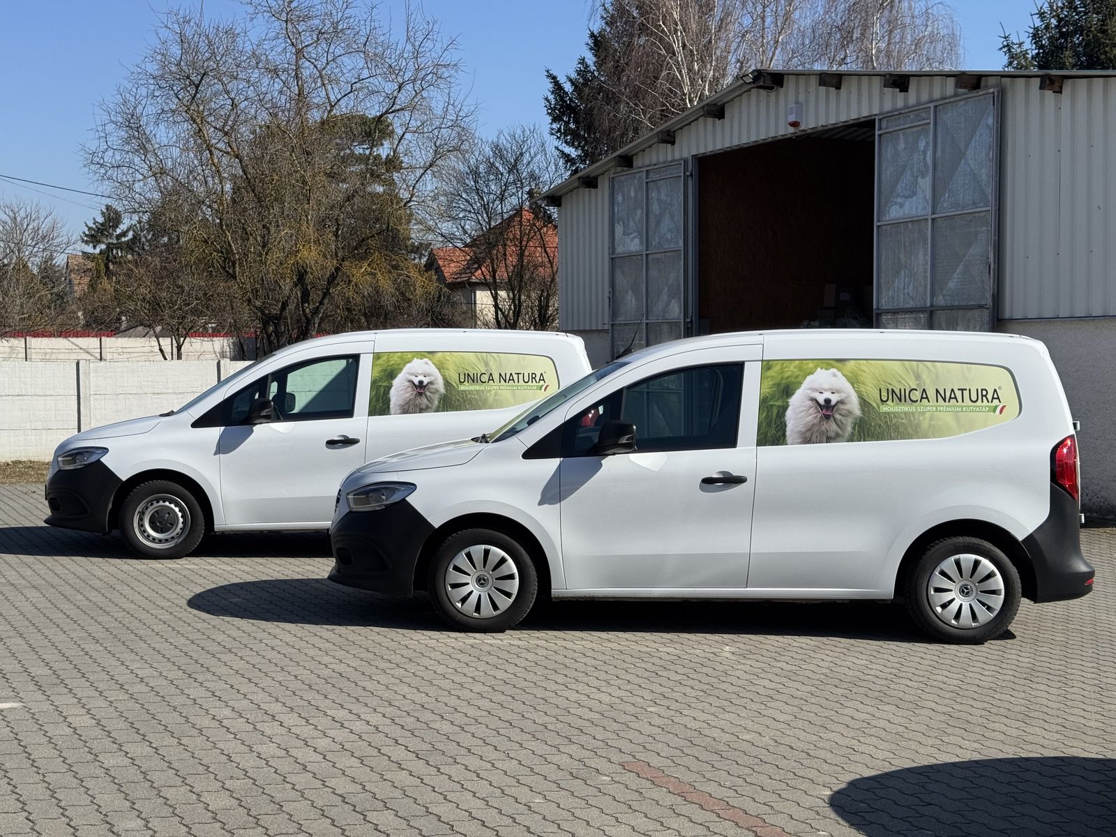 Kiszállító kisautóink a raktár előtt